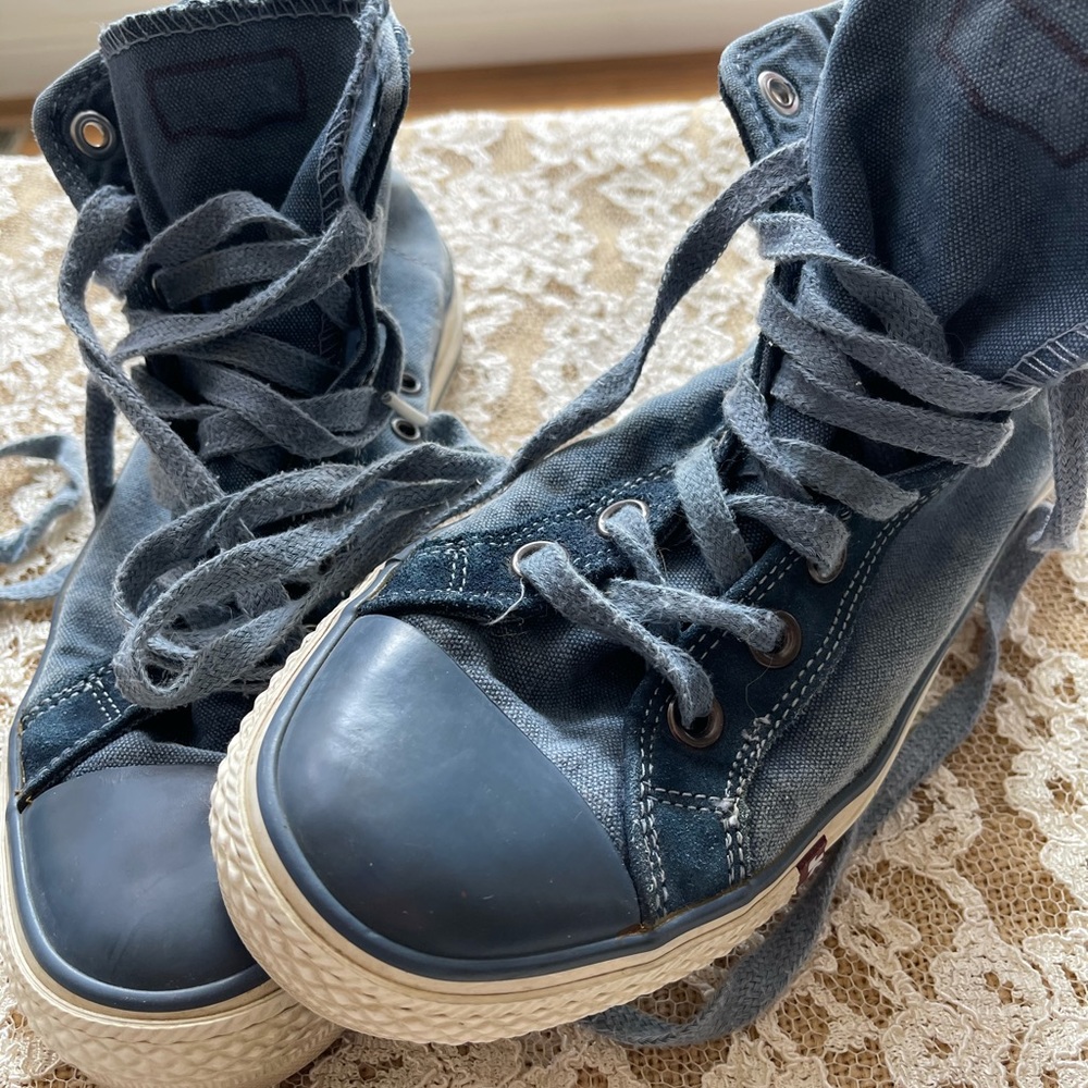 Levi High Top Tennis Shoe with Size Zipper